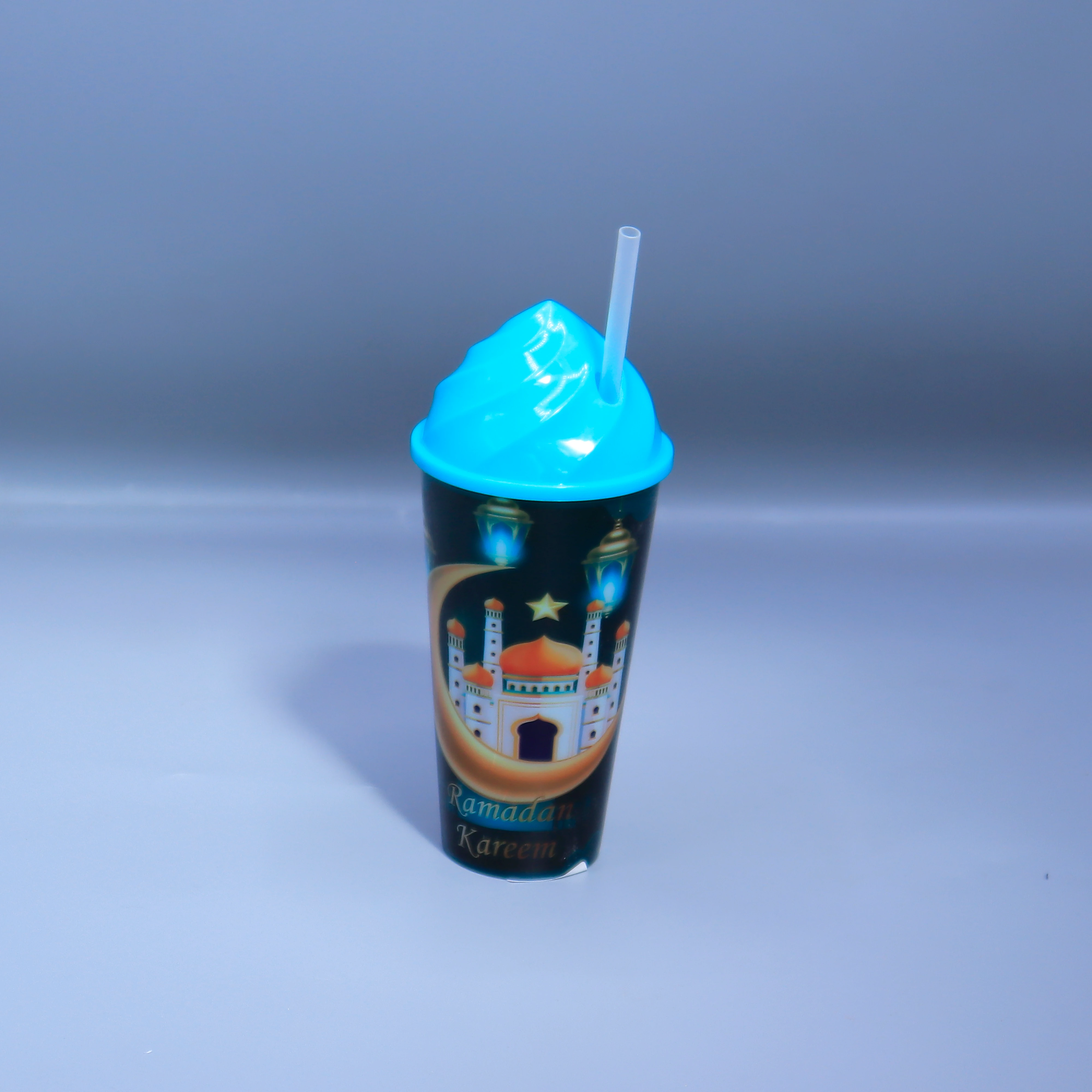 قلاصات بلاستيك مع غطاء و مصاصه